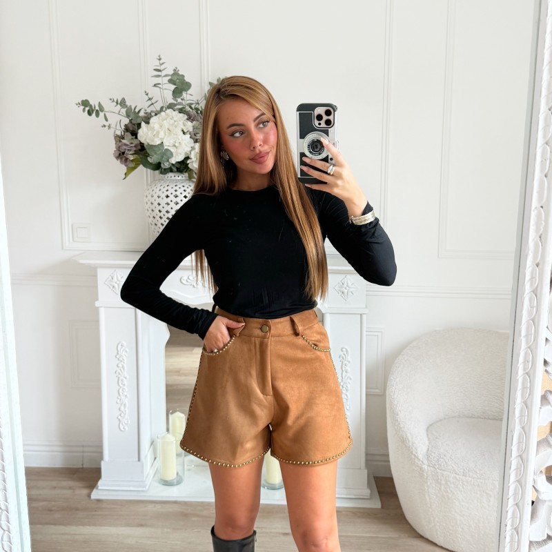 SHORT EN DAIM CLOUTÉ CAMEL