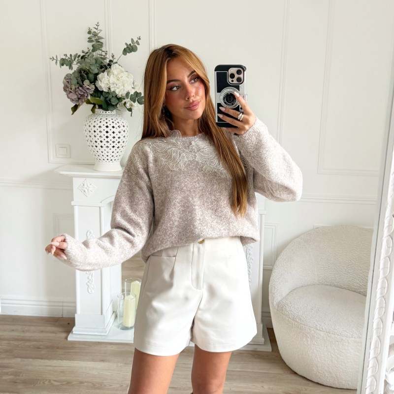PULL TAUPE  AVEC FINE BRODERIE